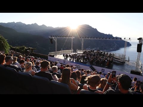 𝗜𝗹 𝗰𝗼𝗻𝗰𝗲𝗿𝘁𝗼 𝗮𝗹𝗹’𝗮𝗹𝗯𝗮 𝗱𝗶 𝗥𝗮𝘃𝗲𝗹𝗹𝗼 𝗲𝗺𝗼𝘇𝗶𝗼𝗻𝗶 𝗲 𝗺𝗲𝗿𝗮𝘃𝗶𝗴𝗹𝗶𝗮 𝗱𝗶 𝘂𝗻 𝗲𝘃𝗲𝗻𝘁𝗼 𝘂𝗻𝗶𝗰𝗼 𝗰𝗵𝗲 𝗮𝗳𝗳𝗮𝘀𝗰𝗶𝗻𝗮 𝗲 𝘀𝘁𝘂𝗽𝗶𝘀𝗰𝗲