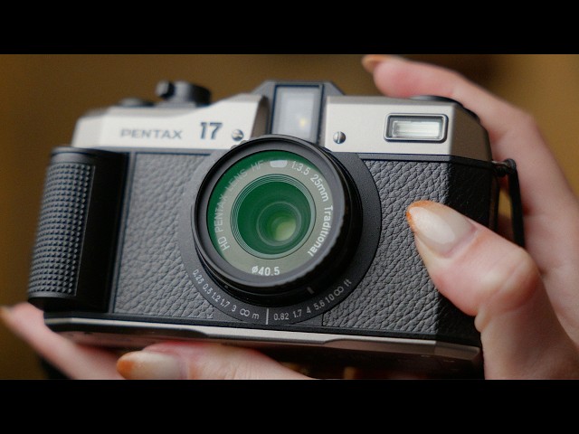 Vídeo relacionado con PENTAX 17 cámaras compactas de Longitud Focal Fija diseñada para capturar fotografías de tamaño Medio