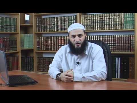 A duhet të këndoj me zë në namazet farze kur i fali në shtëpi?