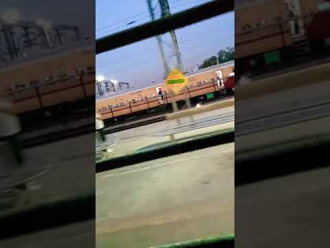 # vídeo curto do trem# 🔥2..tran chegada da estação hazrat Nizamuddin ao mesmo tempo 😲😯🚆😮