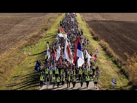 Ein Jahr nach Bahnhofsunglück: Massenproteste gegen Präsident Vučić in Serbien