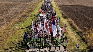Ein Jahr nach Bahnhofsunglück: Massenproteste gegen Präsident Vučić in Serbien