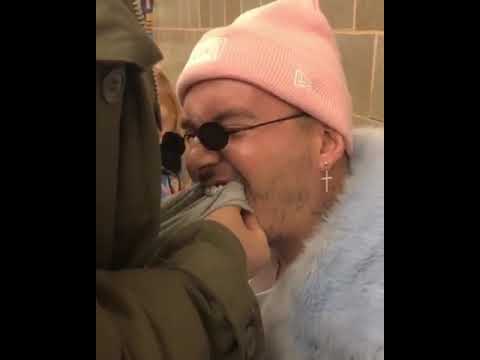 J Balvin pasa gran susto al no poderse quitar los Grills de sus dientes