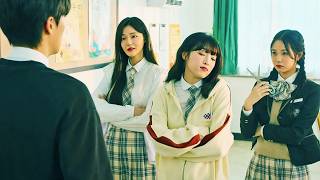 Uma estudante farta do líder de turma, decide formar uma gangue e se vingar, porém...