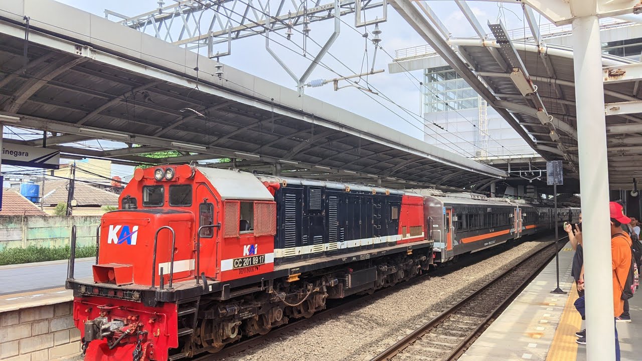 KEDATANGAN LOKOMOTIF SPESIAL CC201 EX DIVRE KE JAKARTA | KA SAWUNGGALIH RED N BLUE.