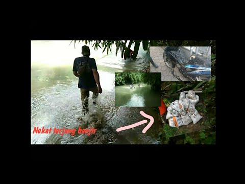 Seorang pemuda berspeda motor nekat terjang banjir