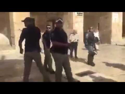 القدس المحتله : شاهد..فيديو..المسجد الأقصى: إصابات جراء اعتداء قوات الاحتلال على المصلين وإغلاق "القبلي"!!