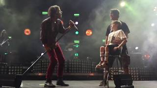 Cage the Elephant Brings Disabled Kid onto Stage - Shake Me Down (Front Row)