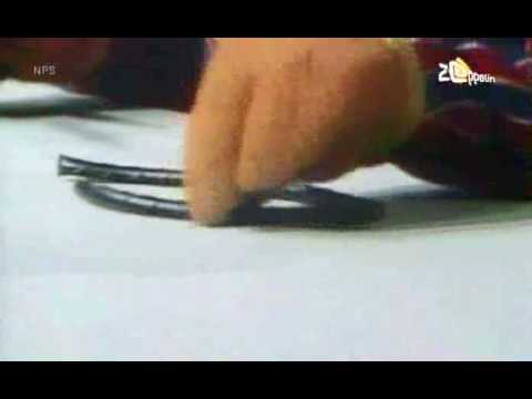 Bert & Ernie - Bert & Ernie verdelen veterdrop