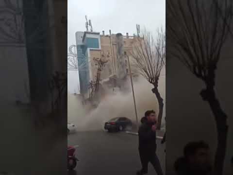 Building collapses after quake