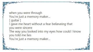 Wanda Jackson - Memory Maker Lyrics