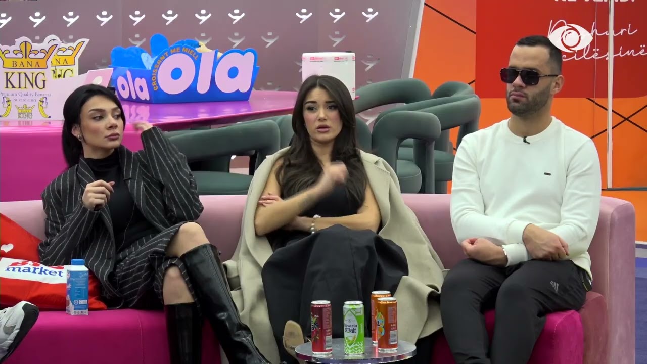 Selin mban fjalimin e lideres, banorja bën ndarjen e punëve të shtëpisë