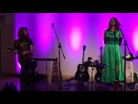 Anta Eņģele un Marko Ojala – Es uzkāpu kalniņā (latviešu tautasdziesma)