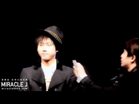 [FANCAM] 110831 Yoseob wiping off Hyunseung's sweat @ Samsung Live Sets! #2