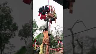 EMAK EMAK BARBAR IKUT LOMBA PANJAT PINANG