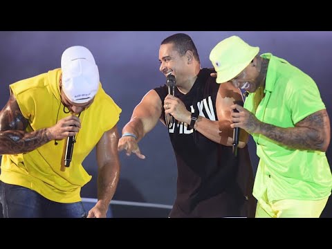 Léo Santana, Xanddy Harmonia e Tony Salles cantando juntos no Baile da Santinha de Verão