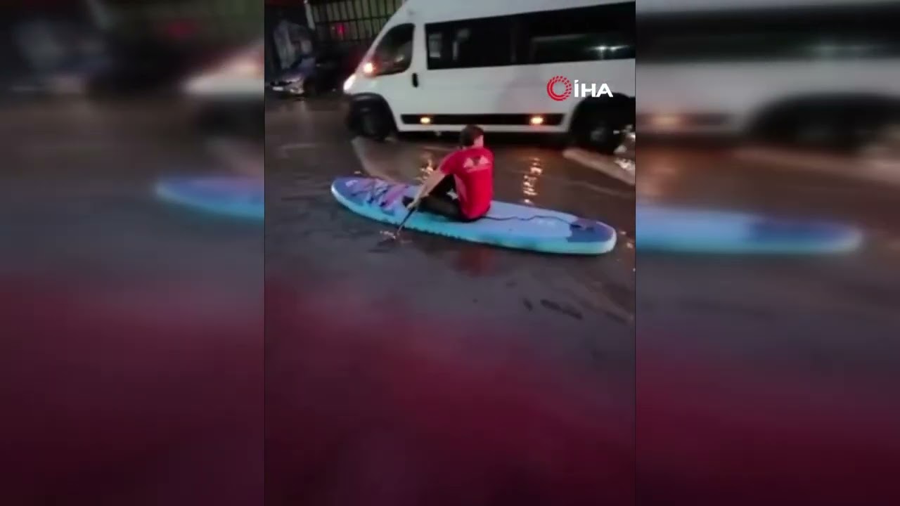 Sokaklar göle dönünce SUP ile gezintiye çıktı