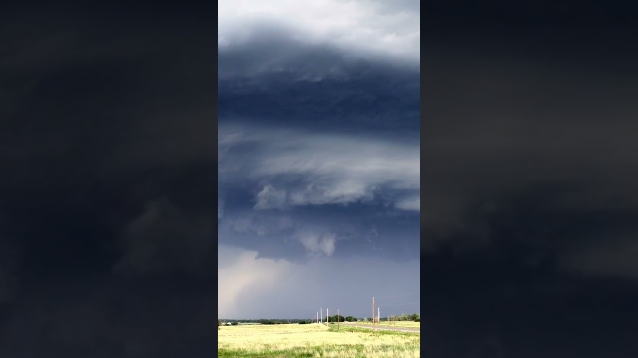 Powerful spring supercell thunderstorm over western Oklahoma with intense structure & baseball hail.