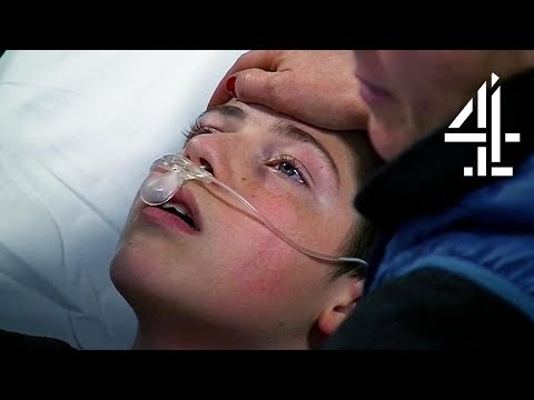 母親が息子にもう一度息をしてほしいと懇願しています。 (Mother Begs Her Son to Breathe Again | 24 Hours in A&E)