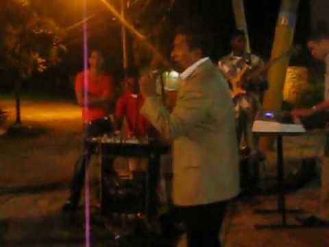 Roberto Alveo cantando merengue
