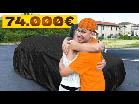 Gli si ROMPE la MACCHINA, quindi gliene REGALO una NUOVA...