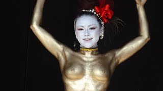 綺麗なお姉さんの金粉ショー　高円寺びっくり大道芸