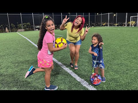 ENSINANDO MARINA E LUCAS JOGAR FUTEBOL!!! Vlog
