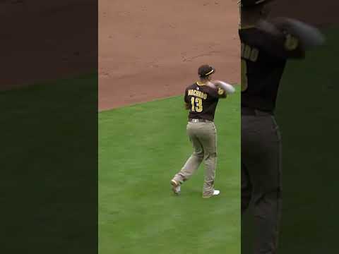 Manny Machado shows off his ELITE baseball IQ and gets Elly De La Cruz off the bases 😅