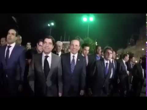 Prefeito João Doria é recebido com 'chuva de ovos' em Salvador