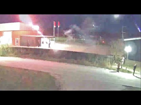 Unge affyrer fyrværkeri yderst uforsvarligt på OK Tanken i Gilleleje.