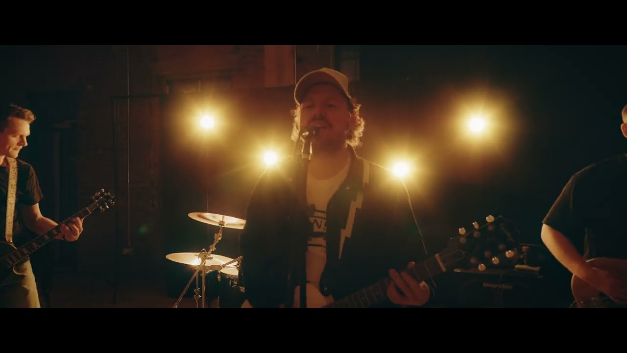 Breaking My Skin – Video abspielen