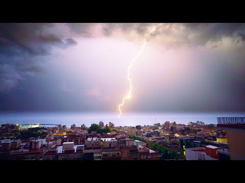 Severe thunderstorm, intense lighting storm and heavy rain [4K 50fps]