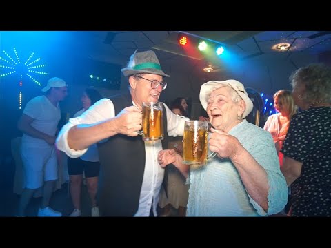 Viktor Baum - Die Oma mit Rollator (Offizielles Video)