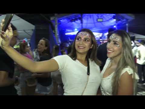 Foliões soltam o samba no pé no Jardim Público em Rio Claro