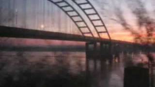 preview picture of video 'Amtrak Texas Eagle sunrise Mississippi River'