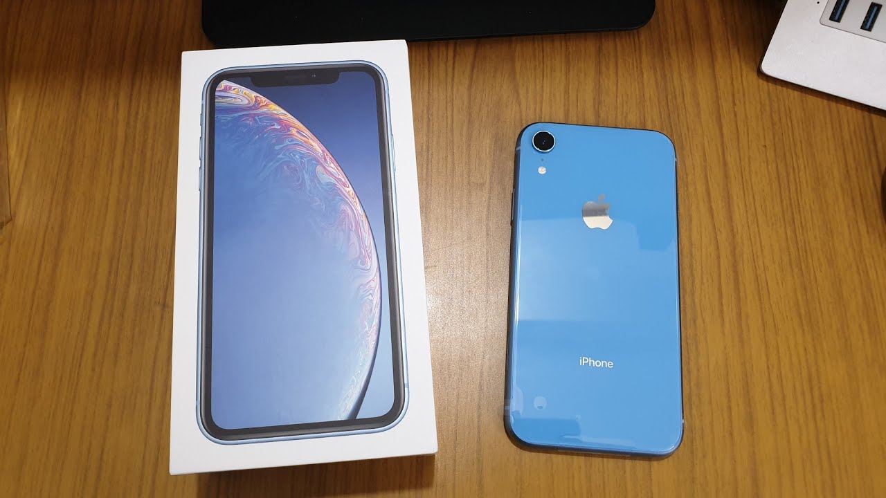 Apple iPhone XR Unboxing and First Boot