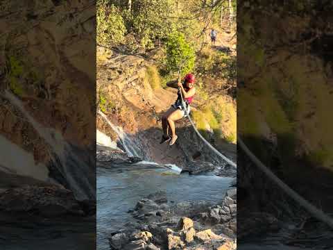 Tirolesa sobre a cachoeira no Salto Corumbá.