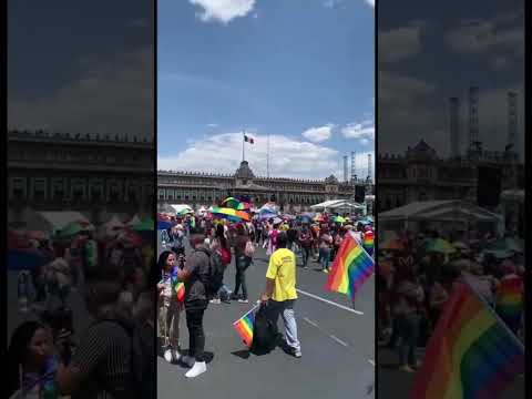 Fiesta de #pride a todo lo que da desde el #zócalo #cdmx 💜💙💚💛🧡❤️