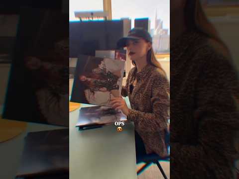 🇮🇹 Annalisa teasing inside "Ma io sono fuoco" special autographed Gold Edition vinyl 📀. #annalisa