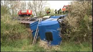 preview picture of video '22.04.2014: Laster mit Stahlträgern stürzt 10-Meter-Böschung hinab'