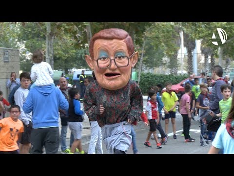 Los cabezudos persiguen a pequeños y mayores por las calles de Miralbueno