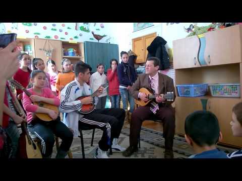 Mini reprezentație la mandolină, prof. Dogaru Ion și copii școlii nr 6 - Piesa Italiana