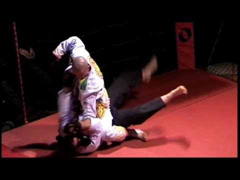 Mariusz Linke w kwadratowej klatce.Michał Materla sędziuje walkę. ultraTV.pl