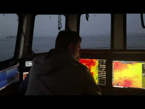 Embarcación Pasa Aquí (A Coruña, Galicia) pesca de cerco, lance visto desde el puente .