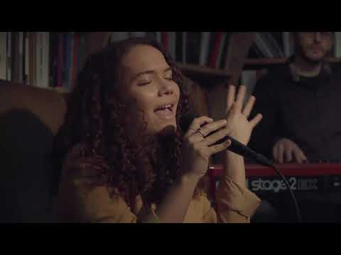 Café Session #2 - Caroline Alves - Like a Stone (Acoustic)