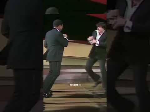 Muhammad Ali surprises Sylvester Stallone at the 1977 Oscars????????
