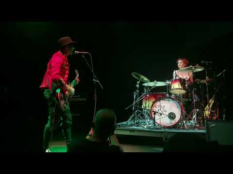 The Dresden Dolls sing "Blitzkrieg Bop"