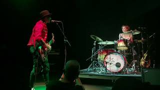 The Dresden Dolls sing &quot;Blitzkrieg Bop&quot;