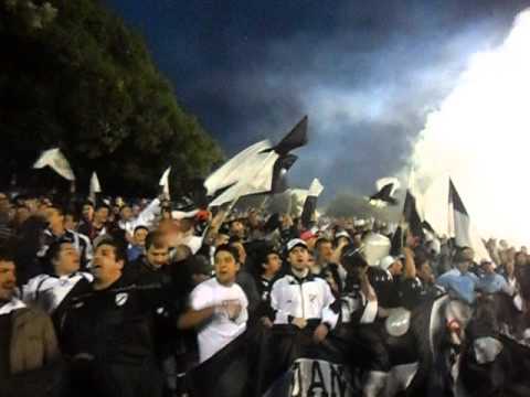 "Recibimiento Danubio vs defensor(hijo) | Apertura 2013" Barra: Los Danu Stones &bull; Club: Danubio