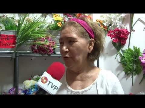 Flores de plástico, muy vendidas por Día de Muertos